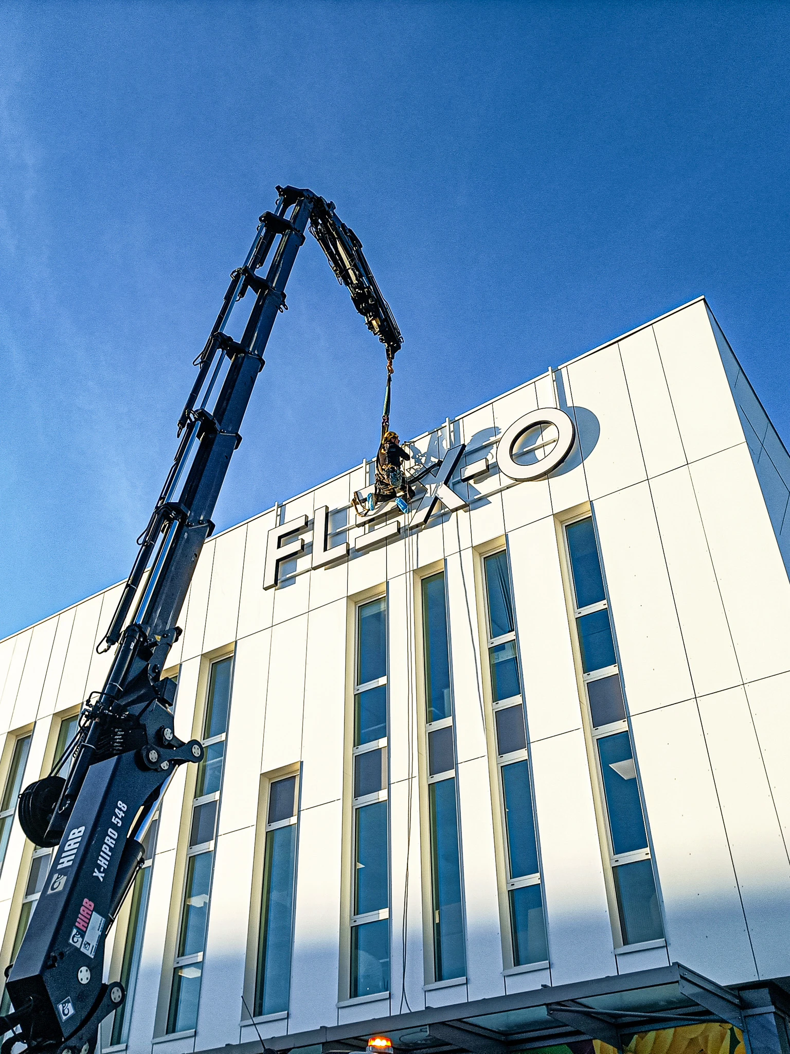Intervention de cordistes MS Access pour visible de loin chez ATOMIC NEON à Bordeaux (bâtiment) – 3
